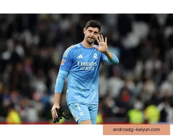 库尔图瓦在皇马生涯中表现稳健，成为球队防线的重要支柱。